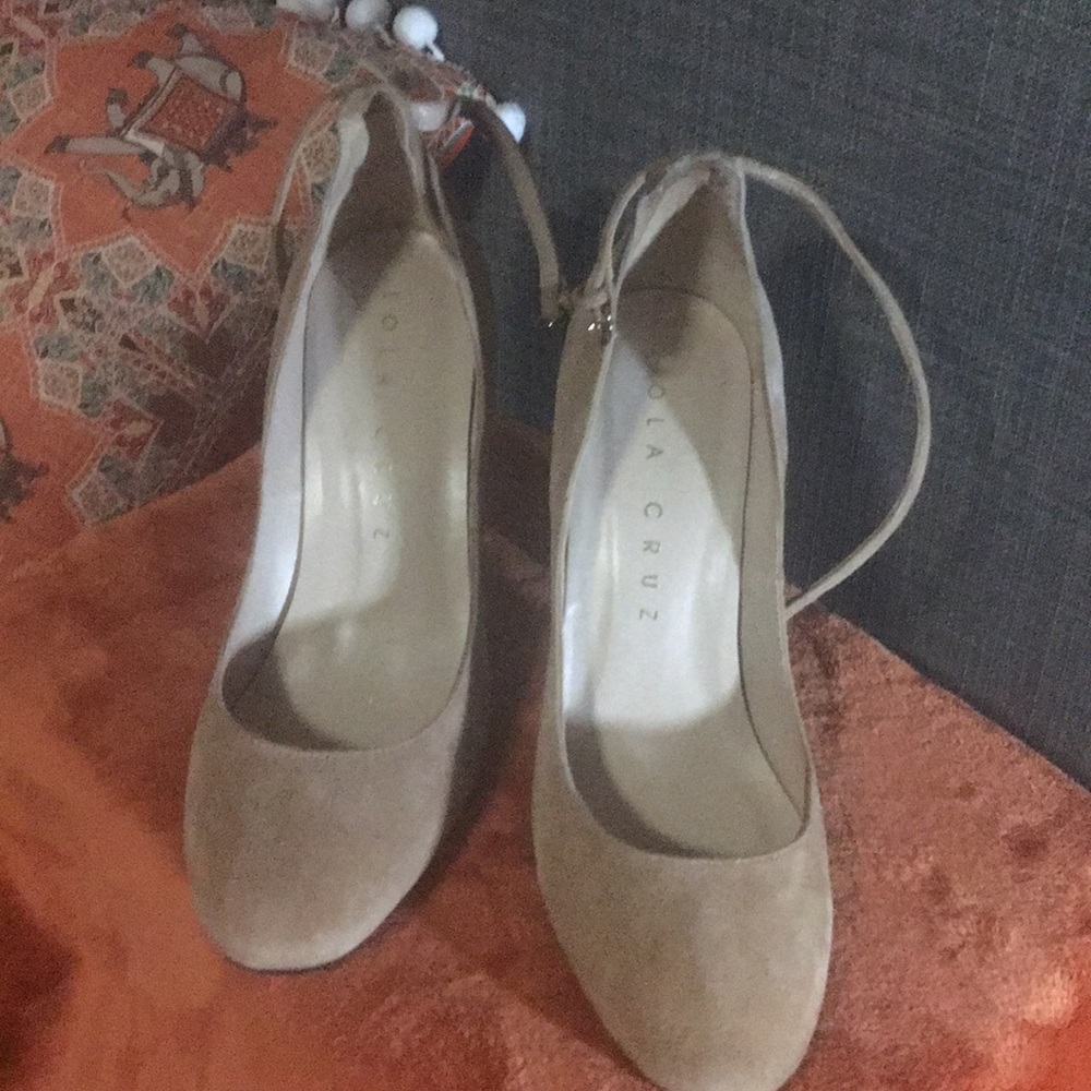 Ankle strap shoes